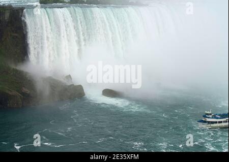 Magd des Nebel Bootes die Touristen an der Unterseite von Niagara Falls Stockfoto