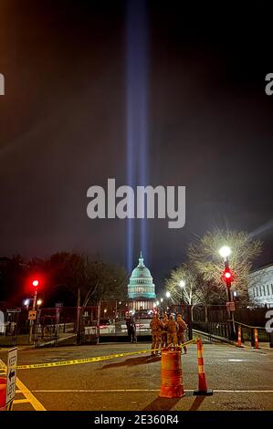 Washington, DC, USA. Januar 2021. Lichtstrahlen getestet hinter US Capitol vor der Amtseinführung des Präsidenten 2021 am 16. Januar 2021. Kredit: Mpi34/Media Punch/Alamy Live Nachrichten Stockfoto