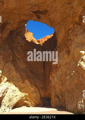 Praia da Vau mit einer Höhle mit einem Loch in den blauen Himmel in Portimao, algarve Küste, Portugal Stockfoto