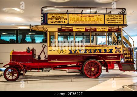 STUTTGART, DEUTSCHLAND, 2019: 1907 Milnes-Daimler Doppeldeckerbus, Doppeldeckerbus, Vanguard London Motor Omnibus, LN-314 im Mercedes-Benz Museum Stockfoto