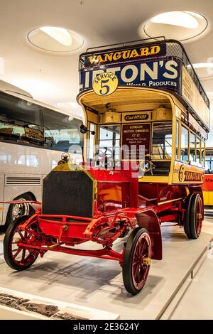 STUTTGART, DEUTSCHLAND, 2019: 1907 Milnes-Daimler Doppeldeckerbus, Doppeldeckerbus, Vanguard London Motor Omnibus, LN-314 im Mercedes-Benz Museum Stockfoto