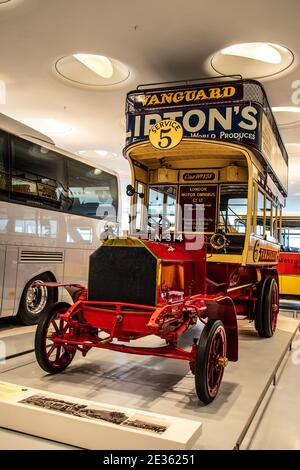 STUTTGART, DEUTSCHLAND, 2019: 1907 Milnes-Daimler Doppeldeckerbus, Doppeldeckerbus, Vanguard London Motor Omnibus, LN-314 im Mercedes-Benz Museum Stockfoto