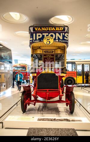 STUTTGART, DEUTSCHLAND, 2019: 1907 Milnes-Daimler Doppeldeckerbus, Doppeldeckerbus, Vanguard London Motor Omnibus, LN-314 im Mercedes-Benz Museum Stockfoto