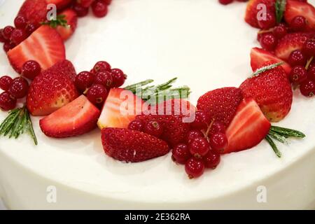 Draufsicht Erdbeer-Käsekuchen mit frischen roten Beeren verziert. Süße Speisen und Desserts Hintergründe Stockfoto
