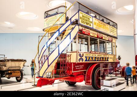 STUTTGART, DEUTSCHLAND, 2019: 1907 Milnes-Daimler Doppeldeckerbus, Doppeldeckerbus, Vanguard London Motor Omnibus, LN-314 im Mercedes-Benz Museum Stockfoto