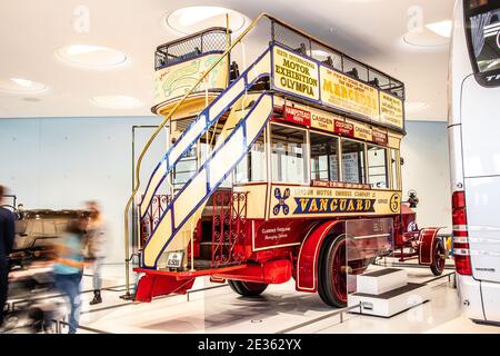 STUTTGART, DEUTSCHLAND, 2019: 1907 Milnes-Daimler Doppeldeckerbus, Doppeldeckerbus, Vanguard London Motor Omnibus, LN-314 im Mercedes-Benz Museum Stockfoto