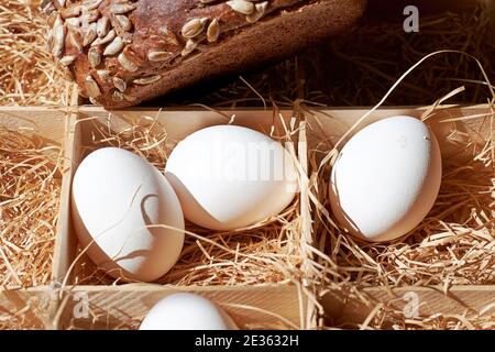 Ländliches Osterfrühstück mit Eiern und frisch gebackenem Brot. Osterferien Hintergründe und Karten Stockfoto