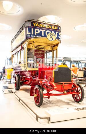 STUTTGART, DEUTSCHLAND, 2019: 1907 Milnes-Daimler Doppeldeckerbus, Doppeldeckerbus, Vanguard London Motor Omnibus, LN-314 im Mercedes-Benz Museum Stockfoto