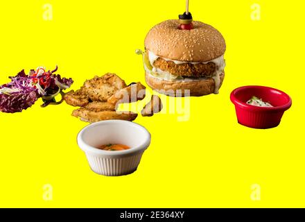 Leckere gegrillte hausgemachte Burger mit Rindfleisch, Tomaten, Käse, Gurke und Salat auf einem einfachen Hintergrund. Draufsicht. Fast-Food und Junk-Food-Konzept, lecker Stockfoto