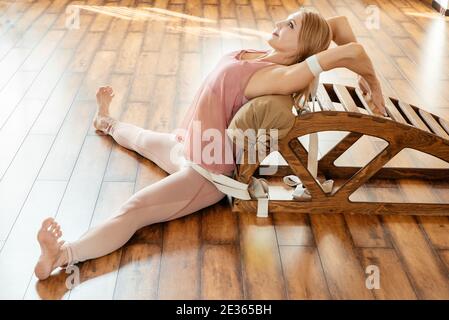 Reife Frau tun Stretching-Übungen auf Yoga backbend Bank in studio Stockfoto