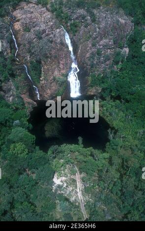 WANGI FÄLLT IM LITCHFIELD NATIONAL PARK, NORTHERN TERRITORY, AUSTRALIEN. DAS TAUCHBECKEN AM FUSSE DER WASSERFÄLLE IST EIN BELIEBTER BADEPLATZ. Stockfoto