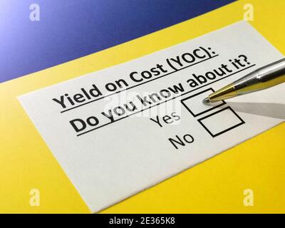 Eine Person beantwortet die Frage nach dem Ertrag auf Kosten. Stockfoto