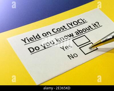 Eine Person beantwortet die Frage nach dem Ertrag auf Kosten. Stockfoto