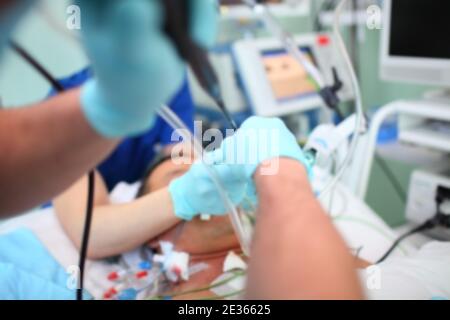 Verfahren der Endoskopie auf der Intensivstation durch ein Team von Ärzten unterstützt, unfokussierten Hintergrund. Stockfoto