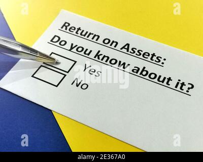 Eine Person beantwortet Fragen zur Rendite von Vermögenswerten. Stockfoto