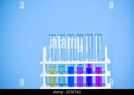 Reagenzglas mit Farblösung. Reagenzglas im Reagenzglasständer. Stockfoto