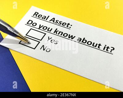 Eine Person beantwortet die Frage nach dem realen Vermögenswert. Stockfoto