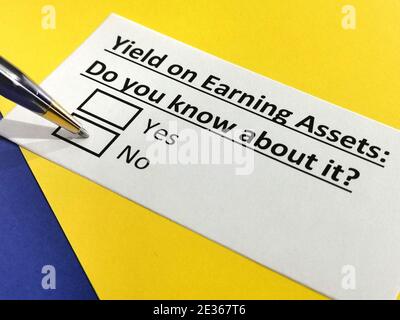 Eine Person beantwortet die Frage nach der Rendite auf das Erwerben von Vermögenswerten. Stockfoto