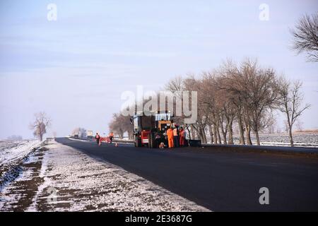 Straßenarbeiter reparieren die Straße. Stadtdienst repariert die Straße. Stockfoto