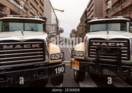 Washington, DC, USA 16. Januar 2021. Im Bild: Zwei riesige Mack Trucks Block F Street NW in Vorbereitung auf die Präsidenteneröffnung von Joe Biden. Die Vorbereitungen und Sicherheitsmaßnahmen wurden aufgrund der Androhung von Gewalt durch Trump-Anhänger, weiße VormachthaberInnen und andere rechtsgerichtete Exremisten viel früher als gewöhnlich eingeleitet. Kredit: Allison C Bailey/Alamy Live Nachrichten Stockfoto