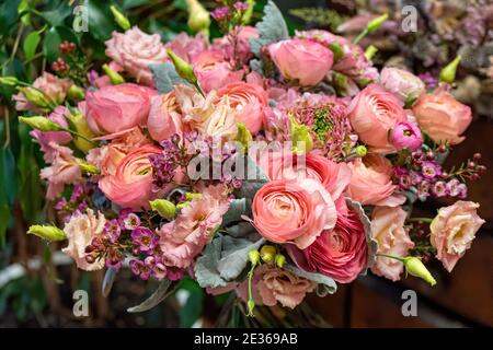 Nahaufnahme von schönen bunten Bouquet von gemischten Rosen und anderen Blumen in einem Geschäft. Frische Schnittblumen Stockfoto