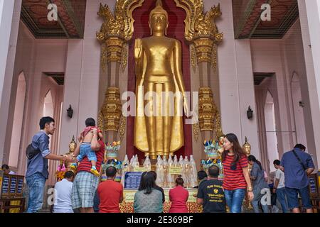 Buddha-Statue, die Buddha mit der Mudra darstellt (Geste) abhaya (Furchtlosigkeit), in Phra Pathum Chedi, einer großen buddhistischen Stupa in Nakhon Pathom, Thailand Stockfoto