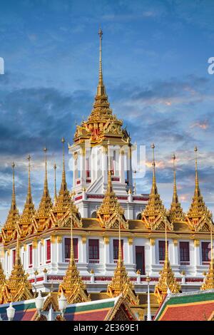 Der prächtige, vergoldete Lohaprasad ('Eiserner Palast') auf dem Gelände des Wat Ratchanadta im alten Stadtzentrum (Rattanakosin Insel) von Bangkok, Thailand Stockfoto