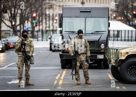 Truppen der Nationalgarde bewachen eine Kreuzung, die sich dem Weißen Haus in Washington, DC, USA, nähert, 16. Januar 2021. Foto von Kit Karzen/ABACAPRESS.COM Stockfoto