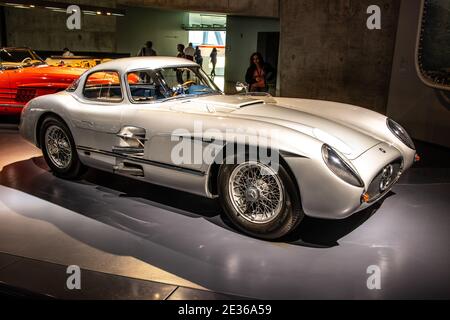 STUTTGART, 2019: 1955 Mercedes-Benz 300 SLR Flügelflügelcoupé im Mercedes-Benz Museum, zweisitziger Sportwagen Stockfoto