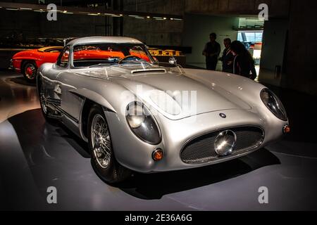 STUTTGART, 2019: 1955 Mercedes-Benz 300 SLR Flügelflügelcoupé im Mercedes-Benz Museum, zweisitziger Sportwagen Stockfoto