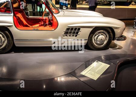 STUTTGART, 2019: 1955 Mercedes-Benz 300SL Coupé Flügeltürer im Mercedes-Benz Museum Stockfoto