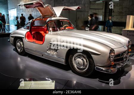 STUTTGART, 2019: 1955 Mercedes-Benz 300SL Coupé Flügeltürer im Mercedes-Benz Museum Stockfoto