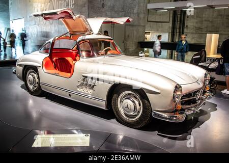 STUTTGART, 2019: 1955 Mercedes-Benz 300SL Coupé Flügeltürer im Mercedes-Benz Museum Stockfoto