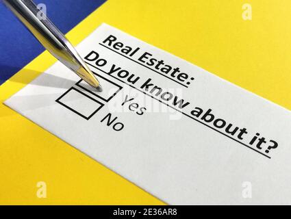 Eine Person beantwortet Frage über Immobilien. Stockfoto