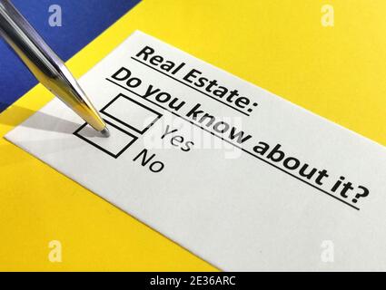 Eine Person beantwortet Frage über Immobilien. Stockfoto