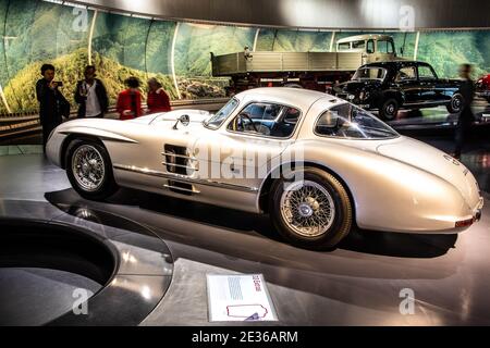 STUTTGART, 2019: 1955 Mercedes-Benz 300 SLR Flügelflügelcoupé im Mercedes-Benz Museum, zweisitziger Sportwagen Stockfoto