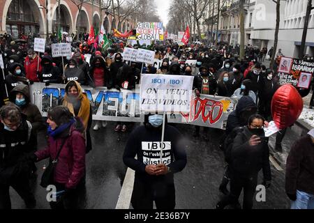 Demonstranten marschieren im Schnee durch die Straßen von Paris und demonstrieren am 16. Januar 2021 in Paris gegen das Global Security Bill. Auf Aufruf von Gewerkschaften und Organisationen wurden in ganz Frankreich rund 80 Kundgebungen aufgerufen, um weiterhin gegen das Gesetz zu protestieren. Vor kurzem durch das parlament verabschiedet, hat der Gesetzentwurf weit verbreiteten Widerstand mit Demonstranten gesehen, die das Recht auf Information, gegen Polizeigewalt, für die Freiheit zu demonstrieren und gegen Massenüberwachung fordern. Foto von Lionel Urman/ABACAPRESS.COM Stockfoto