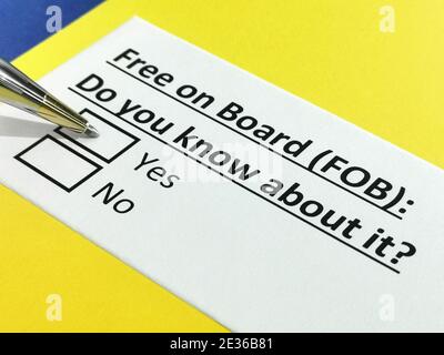 Eine Person beantwortet die Frage nach Free On Board (FOB). Stockfoto