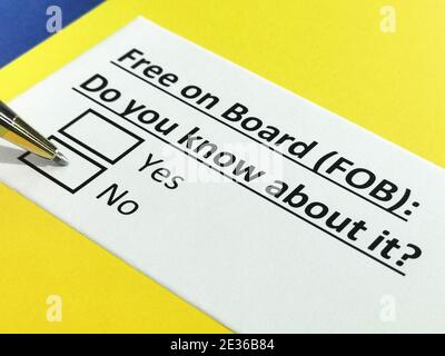 Eine Person beantwortet die Frage nach Free On Board (FOB). Stockfoto