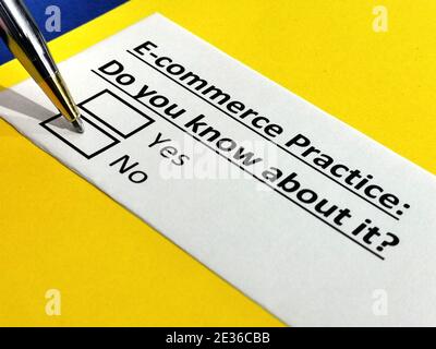 Eine Person beantwortet Fragen über E-Commerce-Praxis. Stockfoto