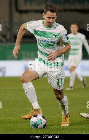 15. Januar 2021, Bayern, Fürth: Fußball: 2. Bundesliga, SpVgg Greuther Fürth - SC Paderborn 07, Matchday 16, im Sportpark Ronhof Thomas Sommer. Paul Seguin aus Fürth spielt den Ball. Foto: Daniel Karmann/dpa - WICHTIGER HINWEIS: Gemäß den Bestimmungen der DFL Deutsche Fußball Liga und/oder des DFB Deutscher Fußball-Bund ist es untersagt, im Stadion und/oder des Spiels aufgenommene Fotos in Form von Sequenzbildern und/oder videoähnlichen Fotoserien zu verwenden oder zu verwenden. Stockfoto