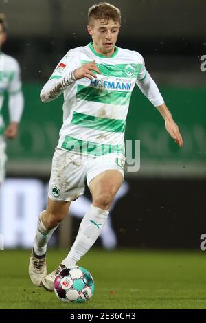 15. Januar 2021, Bayern, Fürth: Fußball: 2. Bundesliga, SpVgg Greuther Fürth - SC Paderborn 07, Matchday 16, im Sportpark Ronhof Thomas Sommer. Sebastian Ernst aus Fürth spielt den Ball. Foto: Daniel Karmann/dpa - WICHTIGER HINWEIS: Gemäß den Bestimmungen der DFL Deutsche Fußball Liga und/oder des DFB Deutscher Fußball-Bund ist es untersagt, im Stadion und/oder des Spiels aufgenommene Fotos in Form von Sequenzbildern und/oder videoähnlichen Fotoserien zu verwenden oder zu verwenden. Stockfoto