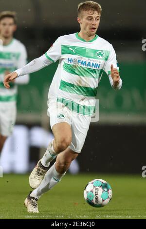 15. Januar 2021, Bayern, Fürth: Fußball: 2. Bundesliga, SpVgg Greuther Fürth - SC Paderborn 07, Matchday 16, im Sportpark Ronhof Thomas Sommer. Sebastian Ernst aus Fürth spielt den Ball. Foto: Daniel Karmann/dpa - WICHTIGER HINWEIS: Gemäß den Bestimmungen der DFL Deutsche Fußball Liga und/oder des DFB Deutscher Fußball-Bund ist es untersagt, im Stadion und/oder des Spiels aufgenommene Fotos in Form von Sequenzbildern und/oder videoähnlichen Fotoserien zu verwenden oder zu verwenden. Stockfoto