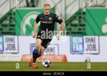 15. Januar 2021, Bayern, Fürth: Fußball: 2. Bundesliga, SpVgg Greuther Fürth - SC Paderborn 07, Matchday 16, im Sportpark Ronhof Thomas Sommer. Sven Michel aus Paderborn spielt den Ball. Foto: Daniel Karmann/dpa - WICHTIGER HINWEIS: Gemäß den Bestimmungen der DFL Deutsche Fußball Liga und/oder des DFB Deutscher Fußball-Bund ist es untersagt, im Stadion und/oder des Spiels aufgenommene Fotos in Form von Sequenzbildern und/oder videoähnlichen Fotoserien zu verwenden oder zu verwenden. Stockfoto