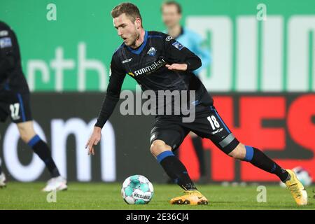 15. Januar 2021, Bayern, Fürth: Fußball: 2. Bundesliga, SpVgg Greuther Fürth - SC Paderborn 07, Matchday 16, im Sportpark Ronhof Thomas Sommer. Dennis Srbeny aus Paderborn spielt den Ball. Foto: Daniel Karmann/dpa - WICHTIGER HINWEIS: Gemäß den Bestimmungen der DFL Deutsche Fußball Liga und/oder des DFB Deutscher Fußball-Bund ist es untersagt, im Stadion und/oder des Spiels aufgenommene Fotos in Form von Sequenzbildern und/oder videoähnlichen Fotoserien zu verwenden oder zu verwenden. Stockfoto