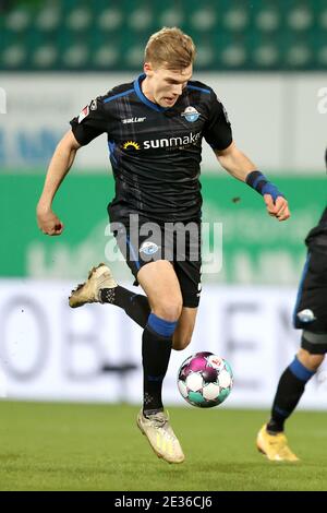 15. Januar 2021, Bayern, Fürth: Fußball: 2. Bundesliga, SpVgg Greuther Fürth - SC Paderborn 07, Matchday 16, im Sportpark Ronhof Thomas Sommer. Svante Ingelsson aus Paderborn spielt den Ball. Foto: Daniel Karmann/dpa - WICHTIGER HINWEIS: Gemäß den Bestimmungen der DFL Deutsche Fußball Liga und/oder des DFB Deutscher Fußball-Bund ist es untersagt, im Stadion und/oder des Spiels aufgenommene Fotos in Form von Sequenzbildern und/oder videoähnlichen Fotoserien zu verwenden oder zu verwenden. Stockfoto