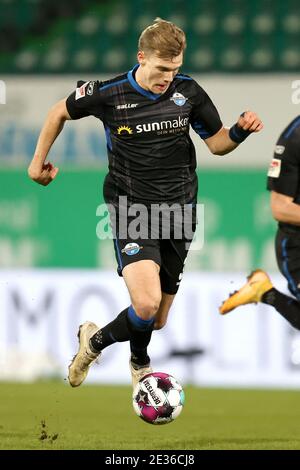 15. Januar 2021, Bayern, Fürth: Fußball: 2. Bundesliga, SpVgg Greuther Fürth - SC Paderborn 07, Matchday 16, im Sportpark Ronhof Thomas Sommer. Svante Ingelsson aus Paderborn spielt den Ball. Foto: Daniel Karmann/dpa - WICHTIGER HINWEIS: Gemäß den Bestimmungen der DFL Deutsche Fußball Liga und/oder des DFB Deutscher Fußball-Bund ist es untersagt, im Stadion und/oder des Spiels aufgenommene Fotos in Form von Sequenzbildern und/oder videoähnlichen Fotoserien zu verwenden oder zu verwenden. Stockfoto