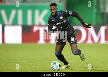 15. Januar 2021, Bayern, Fürth: Fußball: 2. Bundesliga, SpVgg Greuther Fürth - SC Paderborn 07, Matchday 16, im Sportpark Ronhof Thomas Sommer. Johannes Dörfler aus Paderborn spielt den Ball. Foto: Daniel Karmann/dpa - WICHTIGER HINWEIS: Gemäß den Bestimmungen der DFL Deutsche Fußball Liga und/oder des DFB Deutscher Fußball-Bund ist es untersagt, im Stadion und/oder des Spiels aufgenommene Fotos in Form von Sequenzbildern und/oder videoähnlichen Fotoserien zu verwenden oder zu verwenden. Stockfoto