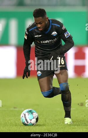 15. Januar 2021, Bayern, Fürth: Fußball: 2. Bundesliga, SpVgg Greuther Fürth - SC Paderborn 07, Matchday 16, im Sportpark Ronhof Thomas Sommer. Johannes Dörfler aus Paderborn spielt den Ball. Foto: Daniel Karmann/dpa - WICHTIGER HINWEIS: Gemäß den Bestimmungen der DFL Deutsche Fußball Liga und/oder des DFB Deutscher Fußball-Bund ist es untersagt, im Stadion und/oder des Spiels aufgenommene Fotos in Form von Sequenzbildern und/oder videoähnlichen Fotoserien zu verwenden oder zu verwenden. Stockfoto