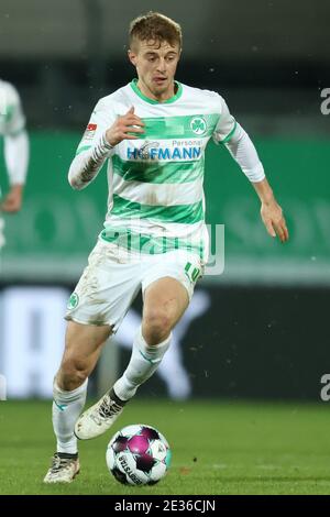 15. Januar 2021, Bayern, Fürth: Fußball: 2. Bundesliga, SpVgg Greuther Fürth - SC Paderborn 07, Matchday 16, im Sportpark Ronhof Thomas Sommer. Sebastian Ernst aus Fürth spielt den Ball. Foto: Daniel Karmann/dpa - WICHTIGER HINWEIS: Gemäß den Bestimmungen der DFL Deutsche Fußball Liga und/oder des DFB Deutscher Fußball-Bund ist es untersagt, im Stadion und/oder des Spiels aufgenommene Fotos in Form von Sequenzbildern und/oder videoähnlichen Fotoserien zu verwenden oder zu verwenden. Stockfoto